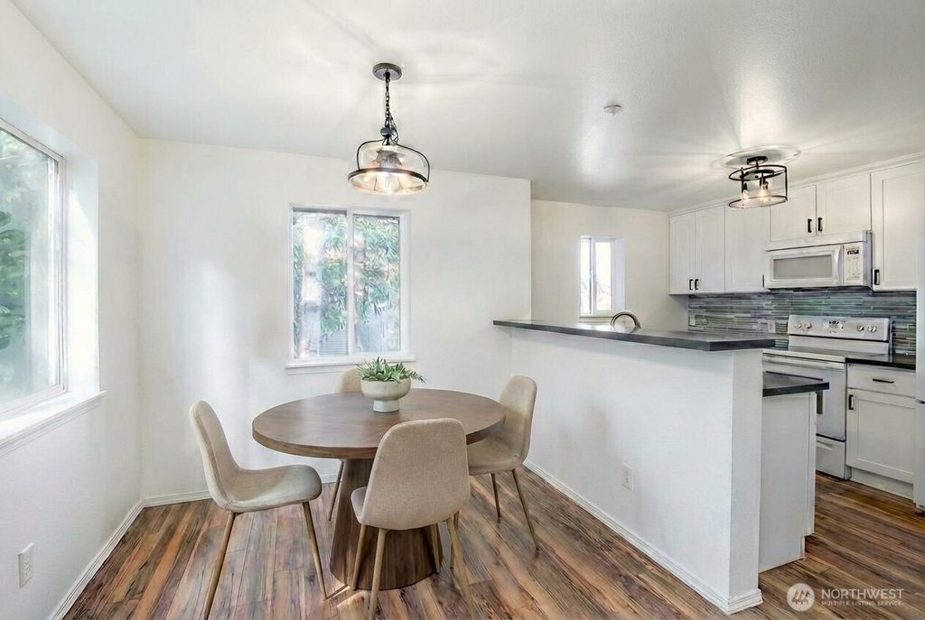 Photo of 595 Newport Way NW #D4, Issaquah, WA 98027 (MLS # 2479526)