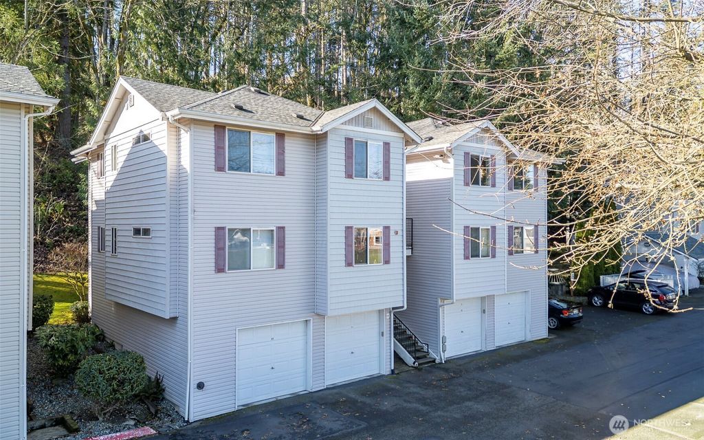Photo of 595 Newport Way NW #D4, Issaquah, WA 98027 (MLS # 2479526)