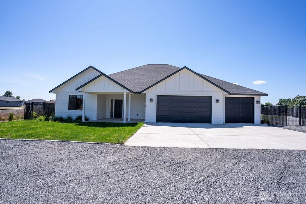 Photo of 6409 Road 2.15 NE, Moses Lake, WA 98837 (MLS # 2524934)