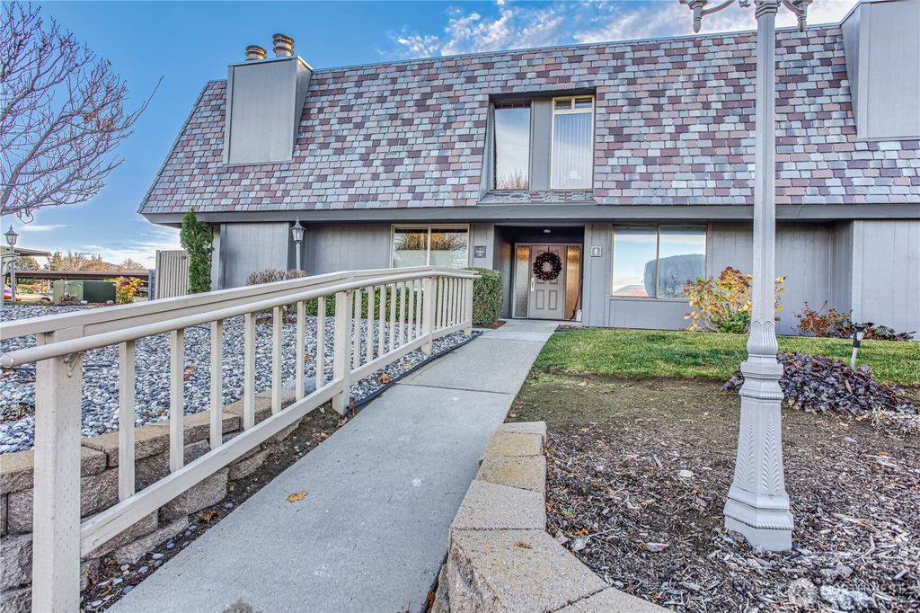 Photo of 1535 Castlerock Avenue #10, Wenatchee, WA 98801 (MLS # 2467195)