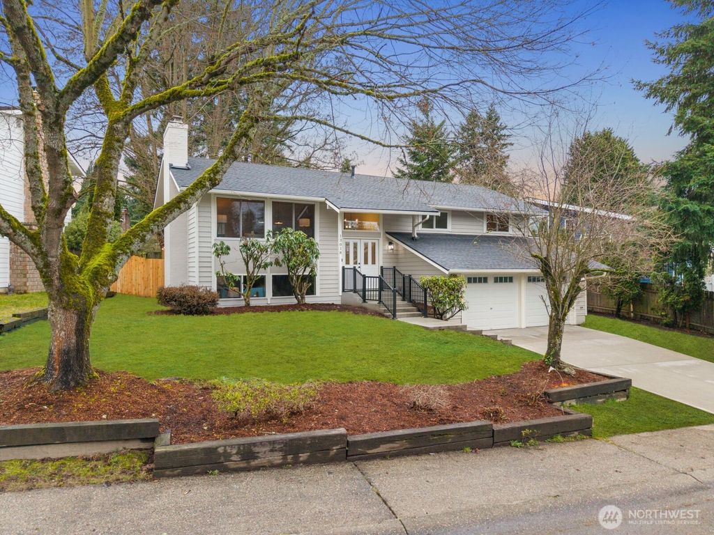 Photo of 13018 NE 134th Place, Kirkland, WA 98034 (MLS # 2476834)