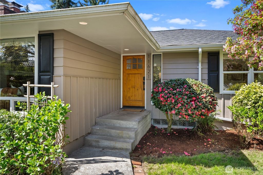 Photo of 11621 26th Avenue SW, Burien, WA 98146 (MLS # 2358035)