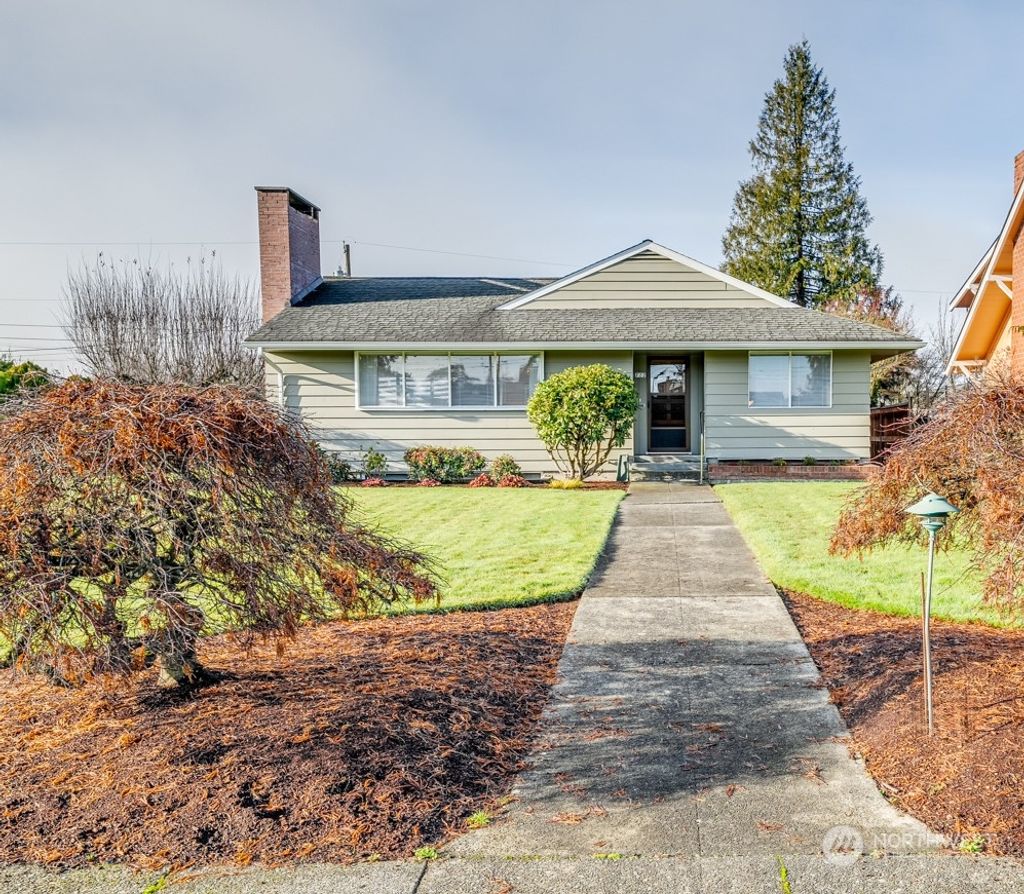 Photo of 722 Rucker Avenue, Everett, WA 98201 (MLS # 2187655)