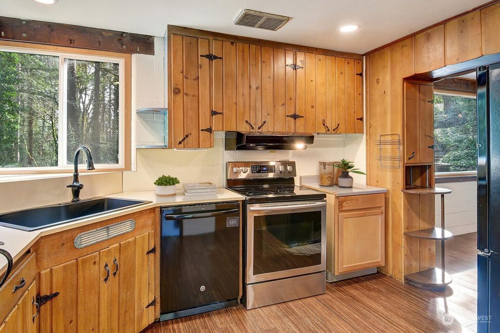 Photo of 17522 33rd Avenue NE, Lake Forest Park, WA 98155 (MLS # 2044641)