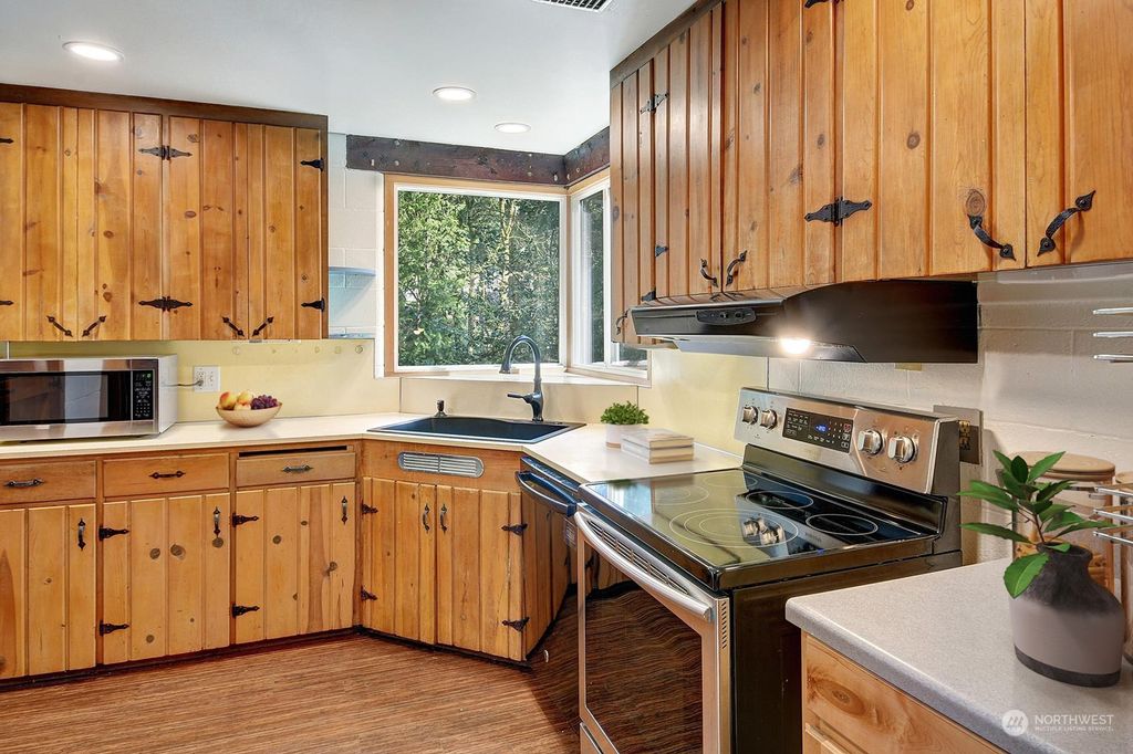 Photo of 17522 33rd Avenue NE, Lake Forest Park, WA 98155 (MLS # 2044641)