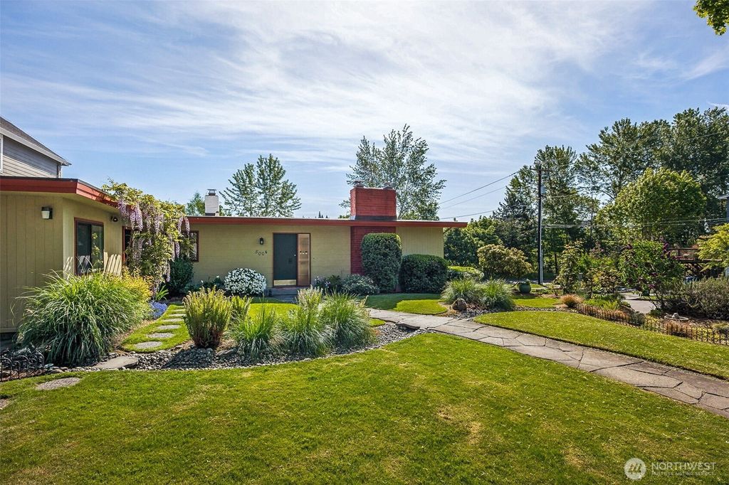 Photo of 5004 38th Avenue NE, Seattle, WA 98105 (MLS # 2372500)