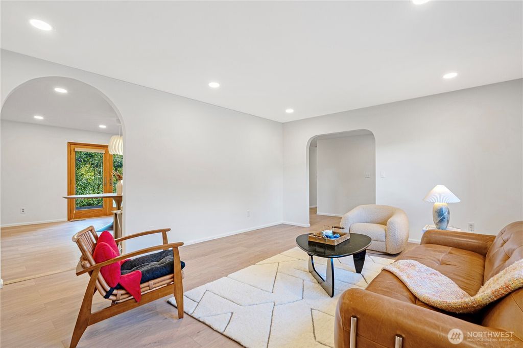 Photo of 14260 110th Avenue NE, Kirkland, WA 98034 (MLS # 2474565)