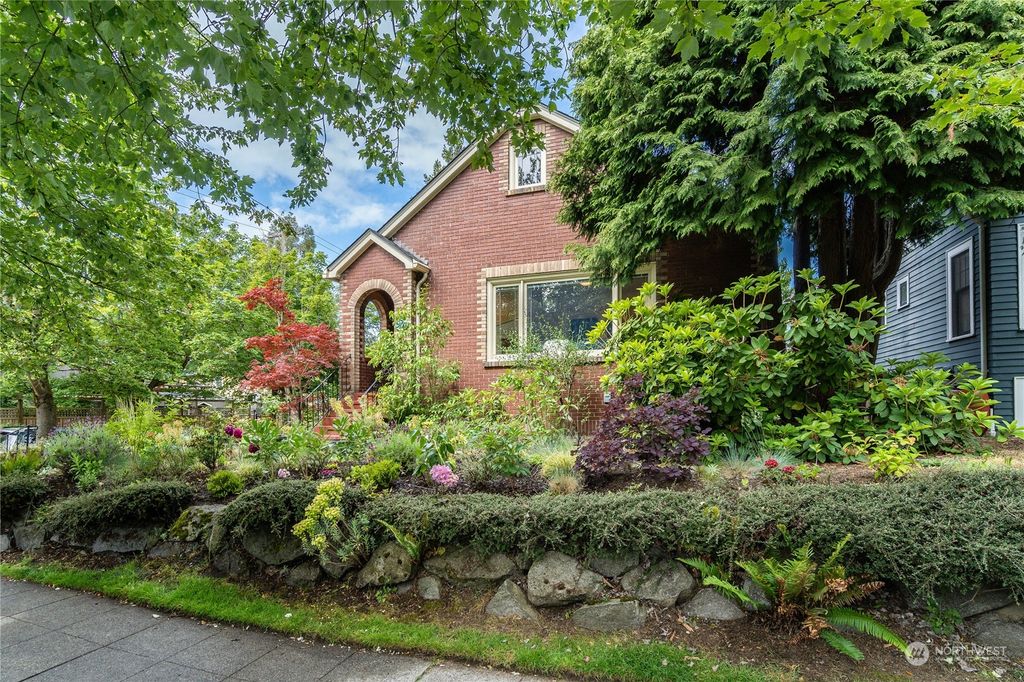 Photo of 901 24th Avenue, Seattle, WA 98122 (MLS # 2254063)