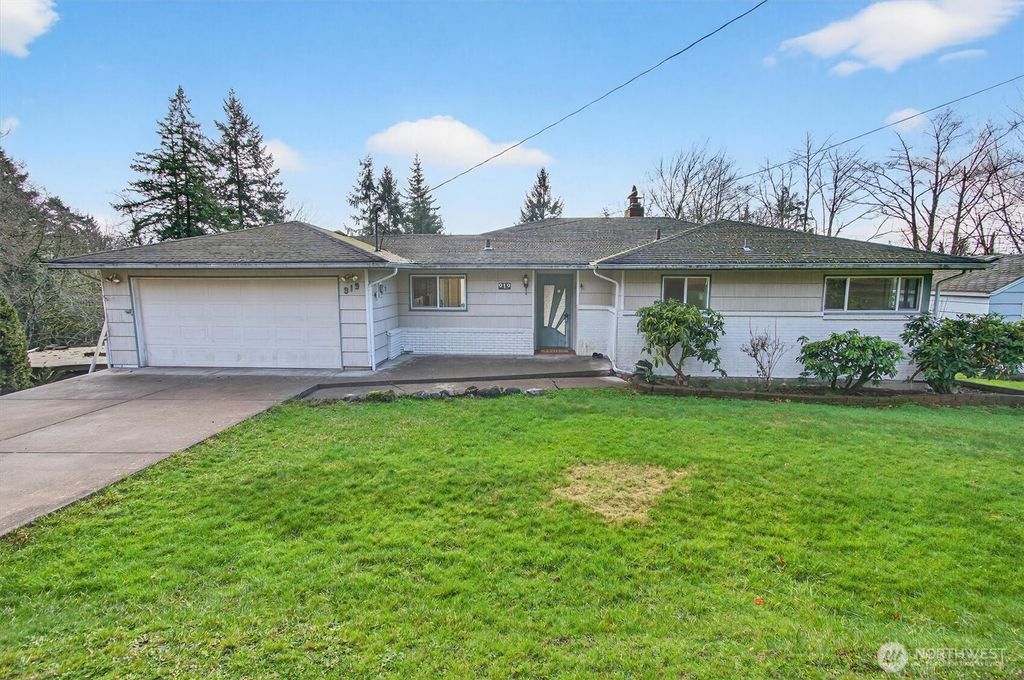 Photo of 919 Cascade Drive, Longview, WA 98632 (MLS # 2465715)