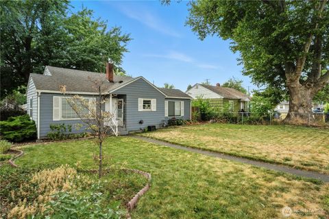 Photo of 1210 Tillamook Street, Walla Walla, WA 99362 (MLS # 2411357)