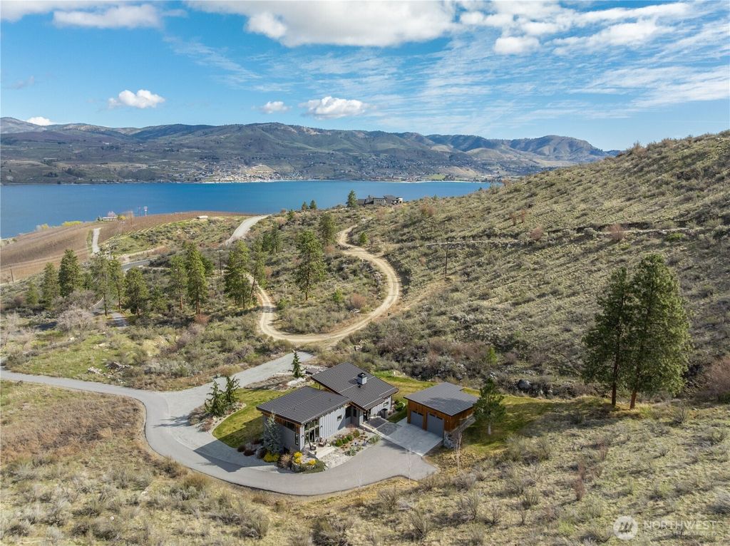Photo of 111 Hawks Meadow Road, Chelan, WA 98816 (MLS # 2527176)