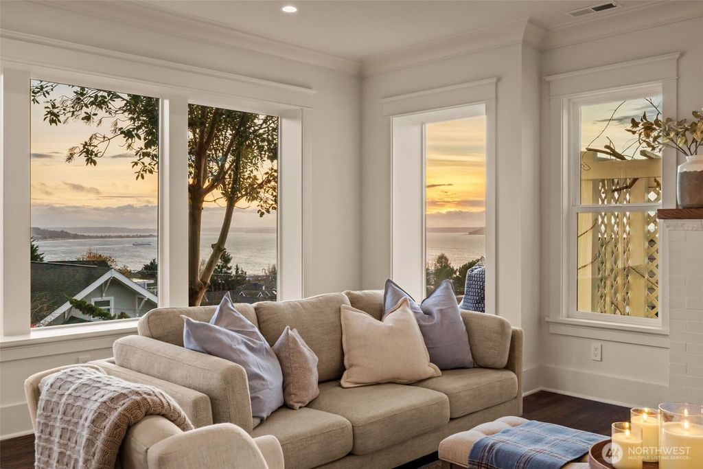 Photo of 902 W Blaine Street, Seattle, WA 98119 (MLS # 2452625)