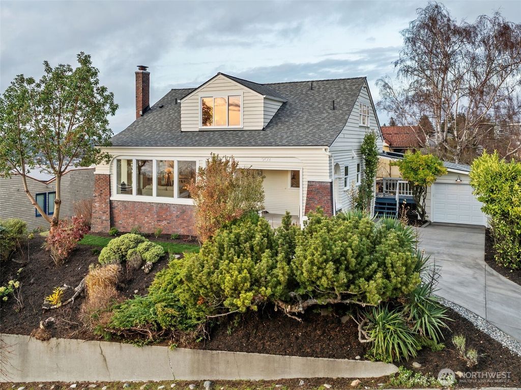 Photo of 902 W Blaine Street, Seattle, WA 98119 (MLS # 2452625)