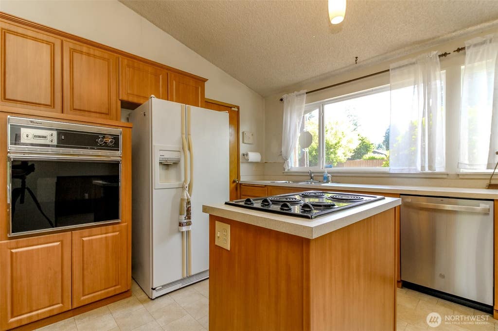 Photo of 105 156th Avenue NE, Bellevue, WA 98007 (MLS # 2550348)