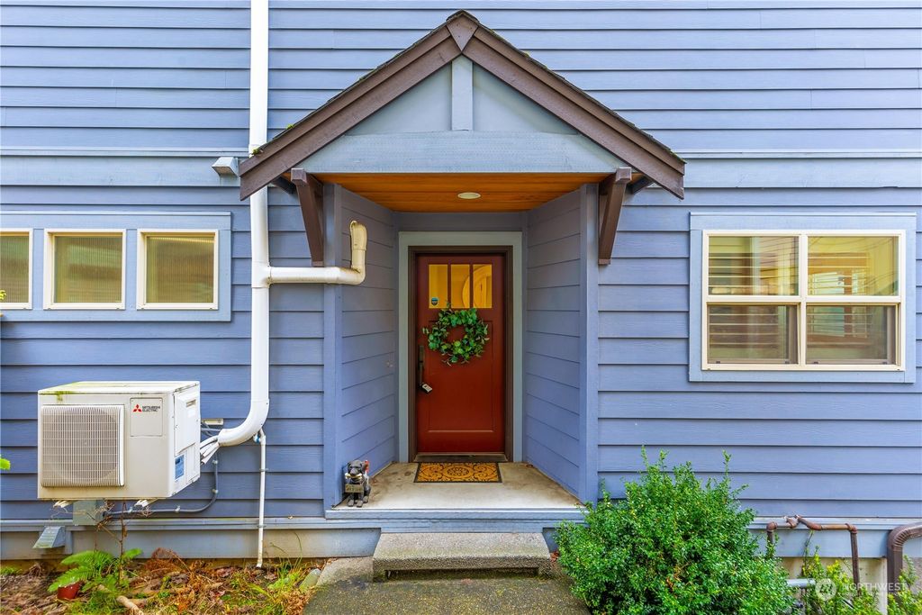 Photo of 3118 Franklin Avenue E #B, Seattle, WA 98102 (MLS # 2328246)