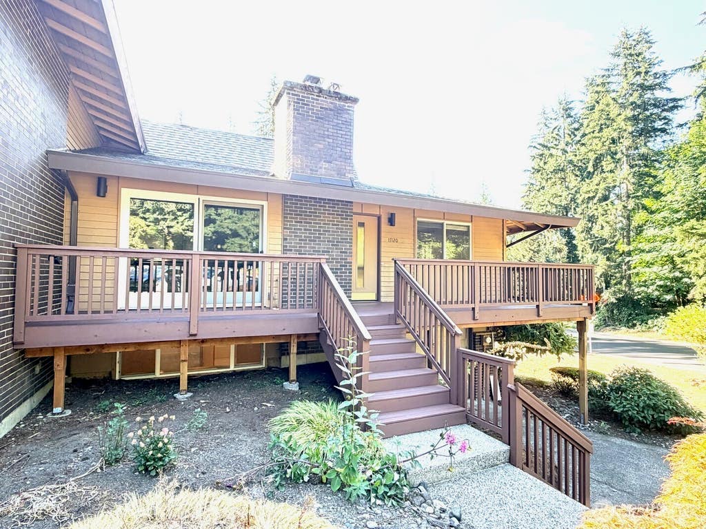 Photo of 17120 NE 2nd Place, Bellevue, WA 98008 (MLS # 2561818)