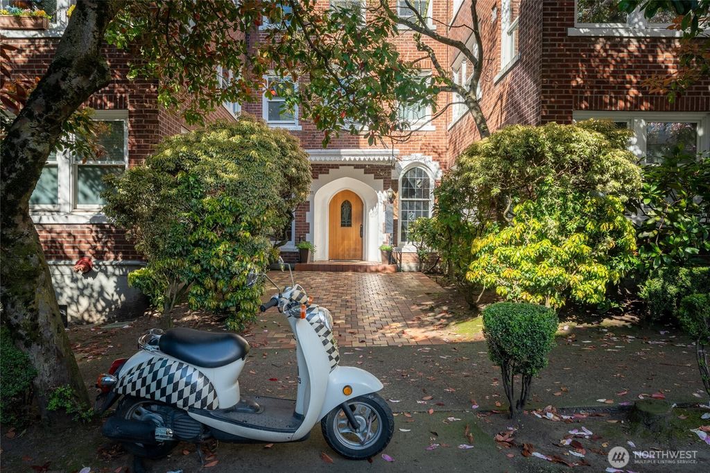 Photo of 411 Boylston Avenue E #207, Seattle, WA 98102 (MLS # 2475980)