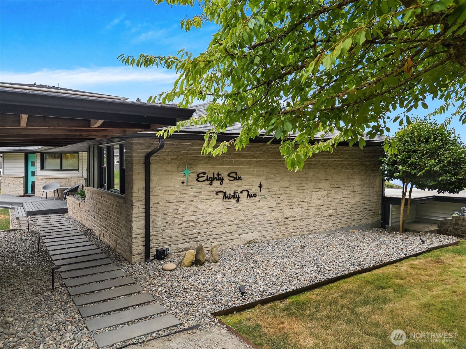 8632 East Side Drive NE