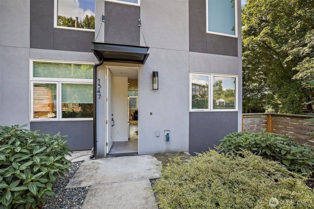 Photo of 1547 Boylston Avenue E, Seattle, WA 98102 (MLS # 2357117)