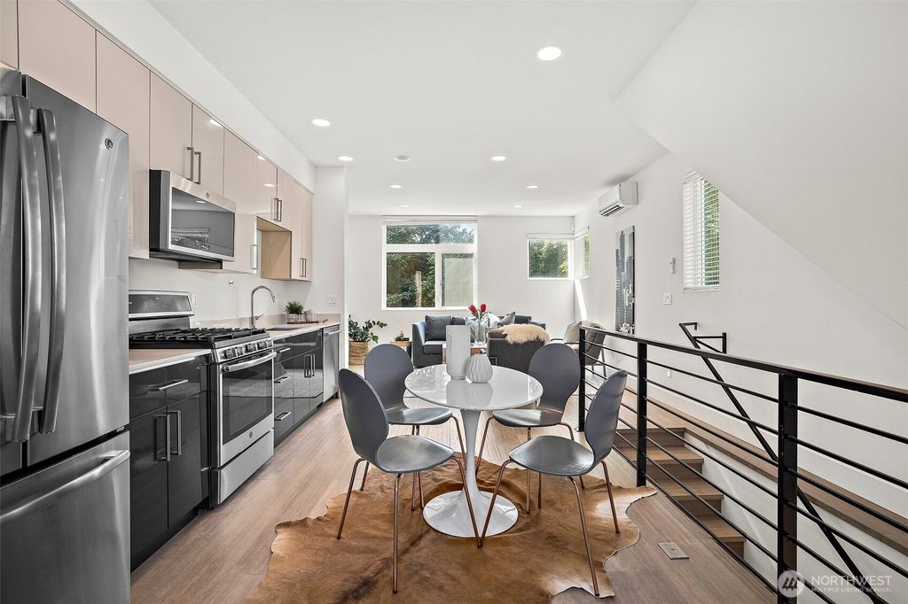 Photo of 1547 Boylston Avenue E, Seattle, WA 98102 (MLS # 2357117)