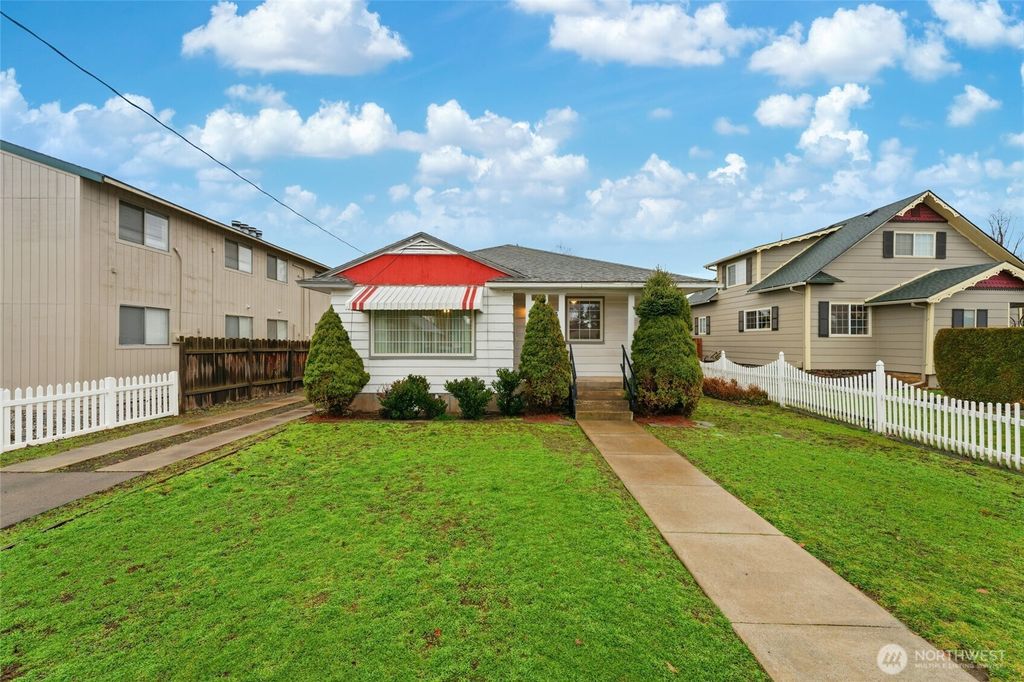 Photo of 23 S Roosevelt Street, Walla Walla, WA 99362 (MLS # 2459643)