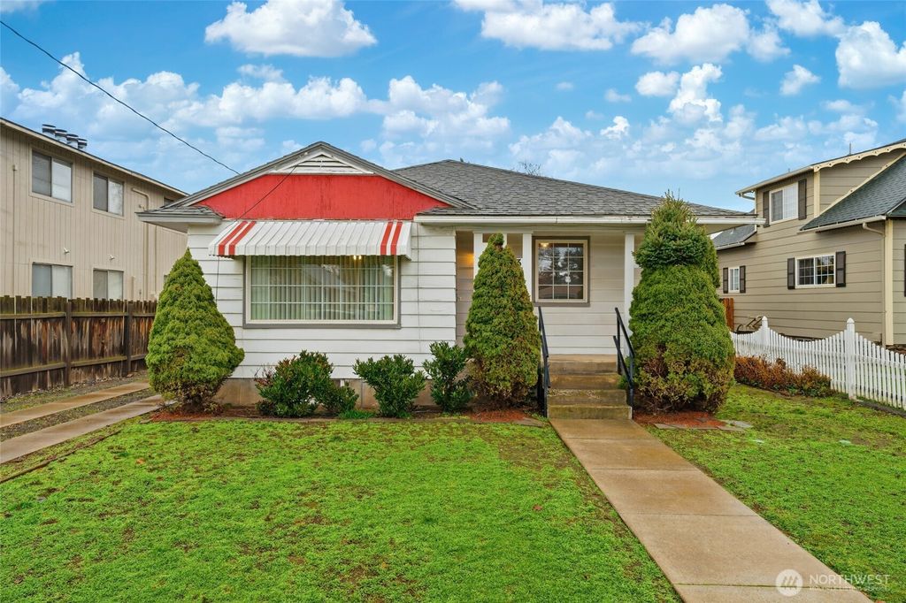 Photo of 23 S Roosevelt Street, Walla Walla, WA 99362 (MLS # 2459643)