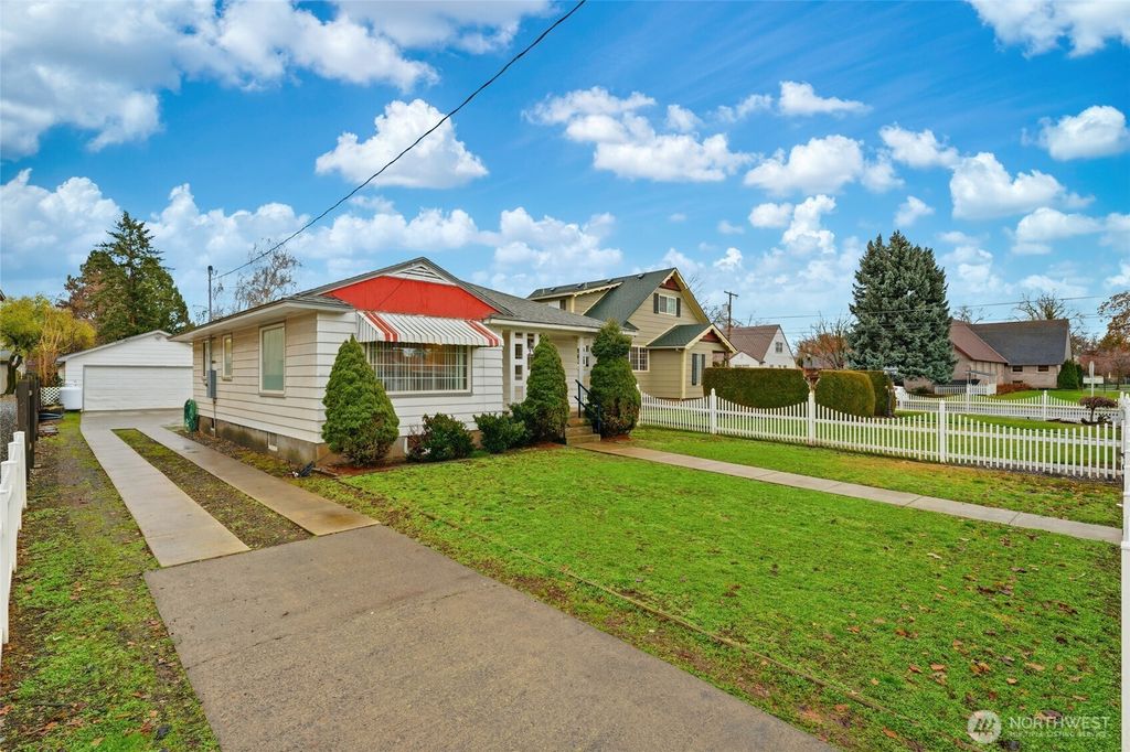 Photo of 23 S Roosevelt Street, Walla Walla, WA 99362 (MLS # 2459643)