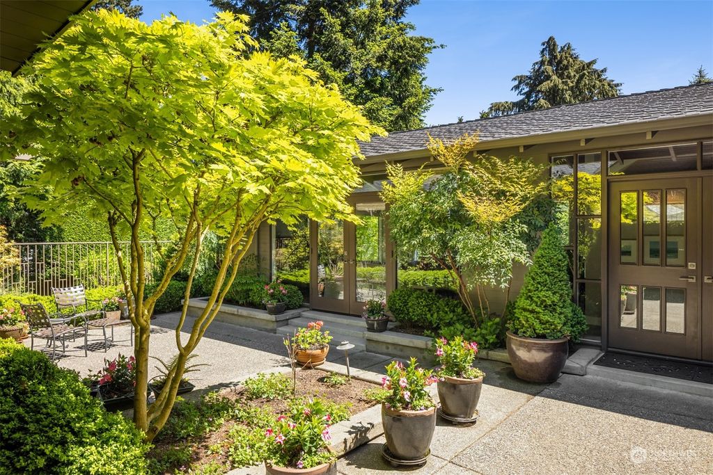 Photo of 7702 88th Place SE, Mercer Island, WA 98040 (MLS # 2258289)