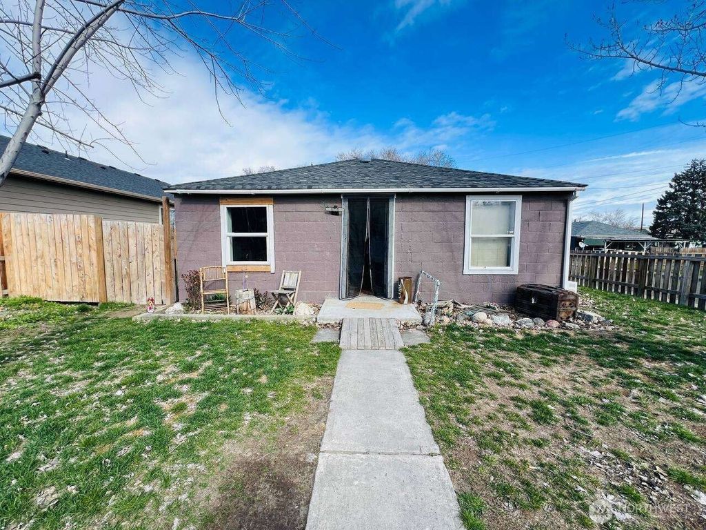 Photo of 34 SE 4th Avenue, Soap Lake, WA 98851 (MLS # 2503305)