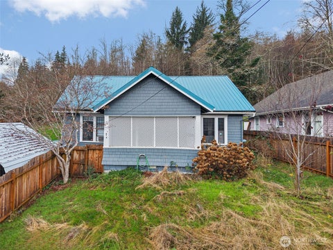 Photo of 610 Barnhart Street, Raymond, WA 98577 (MLS # 2590270)