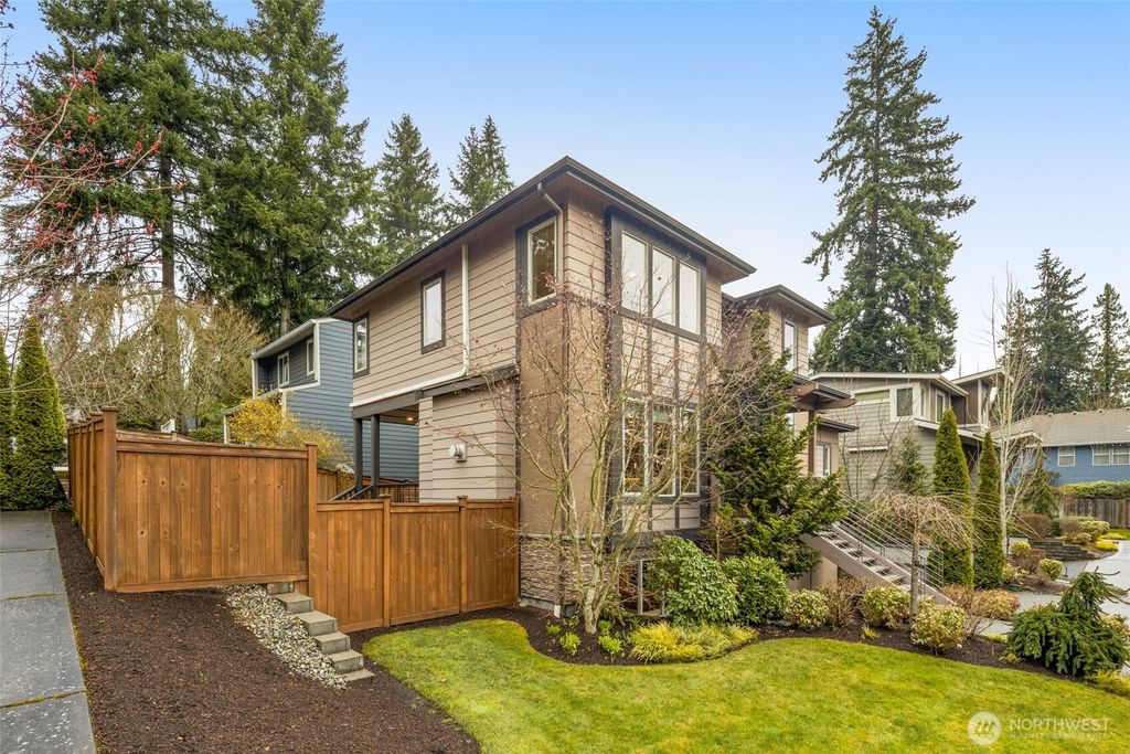 Photo of 11222 116th Place NE, Kirkland, WA 98033 (MLS # 2488353)