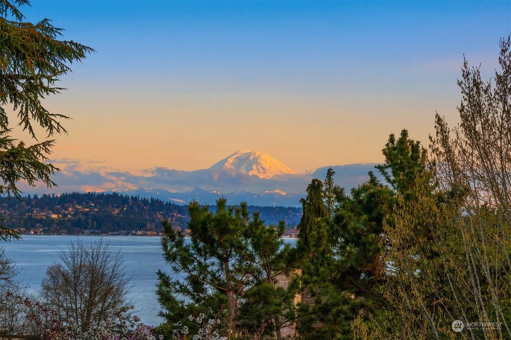 Photo of 1212 39th Avenue E, Seattle, WA 98112 (MLS # 2052996)