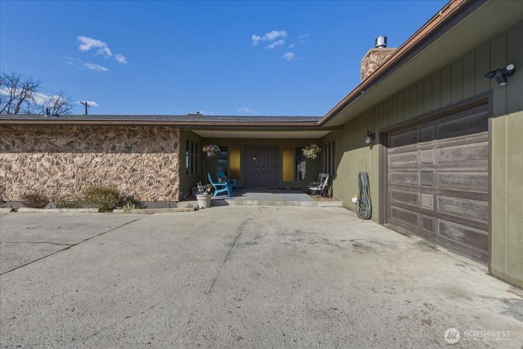 Photo of 313 SE Trinity Avenue, Wilbur, WA 99185 (MLS # 2502255)