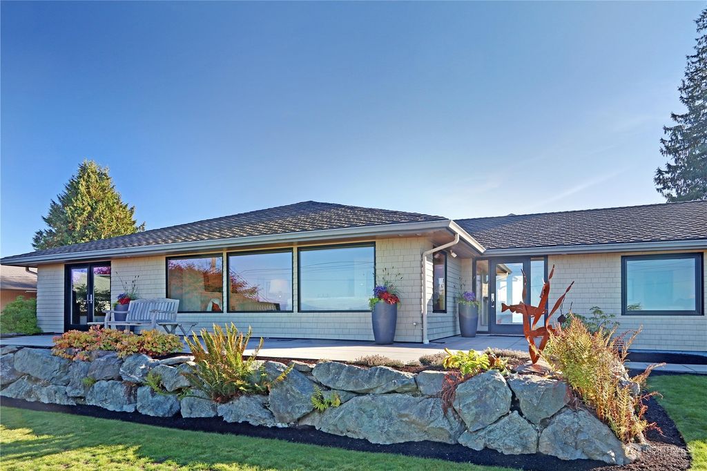 Photo of 2516 Hillside Lane, Everett, WA 98203 (MLS # 2171044)