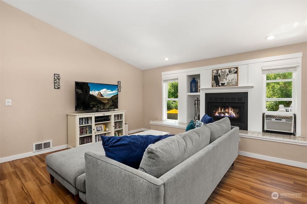 Photo of 9735 NE 141st Court, Kirkland, WA 98034 (MLS # 2144756)