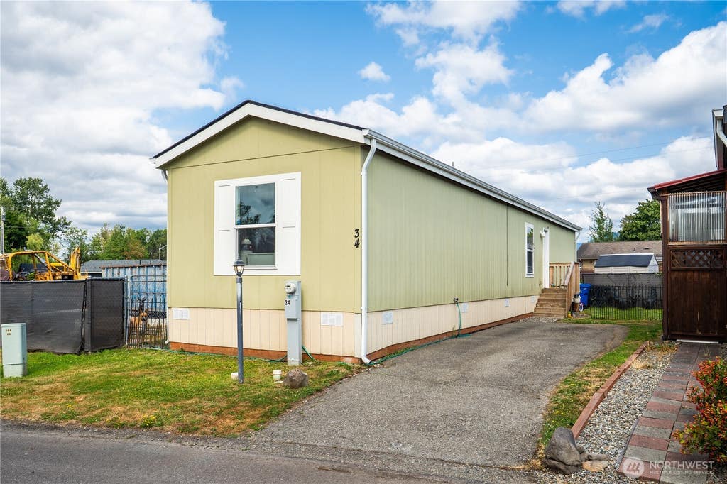 Photo of 300 Park Avenue #34, Buckley, WA 98321 (MLS # 2560238)