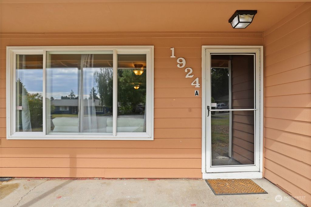 Photo of 1924 S 254th Place, Des Moines, WA 98198 (MLS # 2074934)
