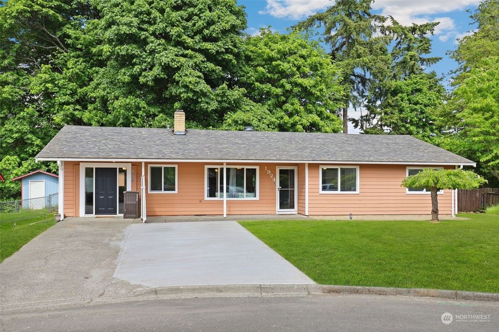 Photo of 1924 S 254th Place, Des Moines, WA 98198 (MLS # 2074934)