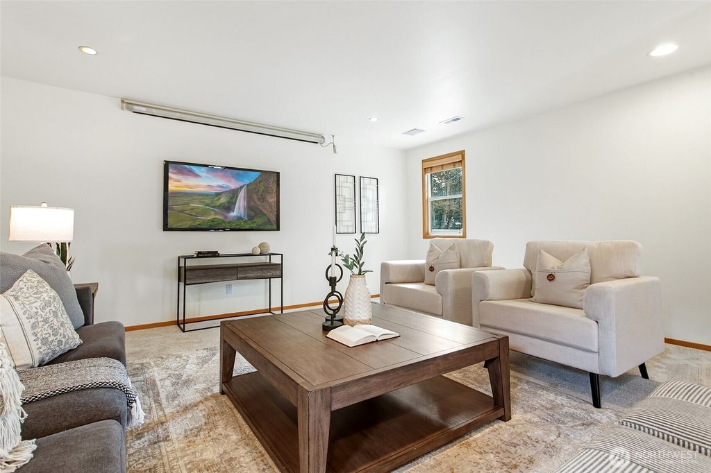 Photo of 23217 NE 10th Place, Sammamish, WA 98074 (MLS # 2496108)