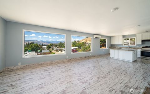 Photo of 505 N Navarre Street, Chelan, WA 98816 (MLS # 2414149)