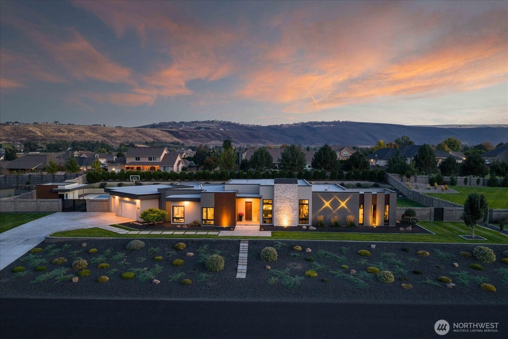Photo of 104423 E Addison Avenue, Kennewick, WA 99338 (MLS # 2573343)