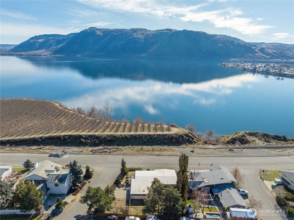 Photo of 608 Plazza Way, Brewster, WA 98812 (MLS # 2480433)