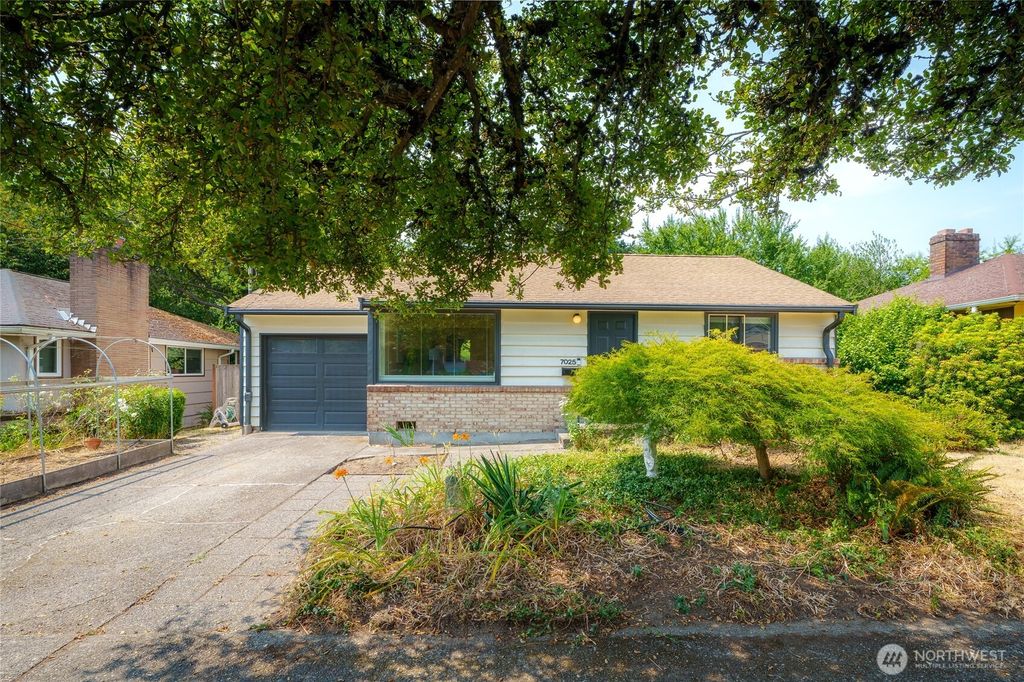 Photo of 7025 25th Avenue NE, Seattle, WA 98115 (MLS # 2558537)