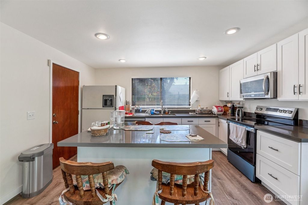 Photo of 1713 SW 325th Place, Federal Way, WA 98023 (MLS # 2370882)