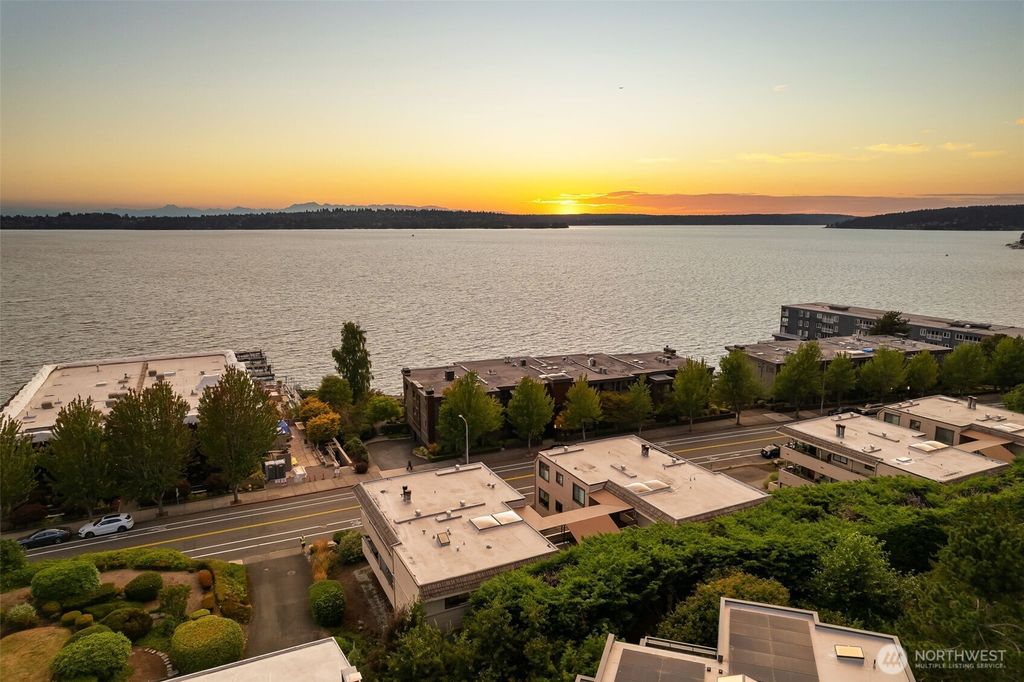 Photo of 832 Lake Street S, Kirkland, WA 98033 (MLS # 2428629)