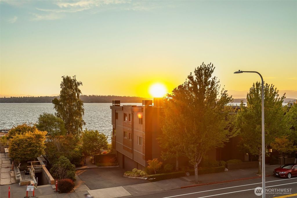 Photo of 832 Lake Street S, Kirkland, WA 98033 (MLS # 2428629)