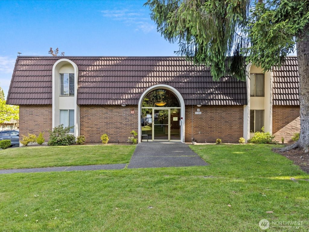 Photo of 11006 NE 68th Street #821, Kirkland, WA 98033 (MLS # 2492097)