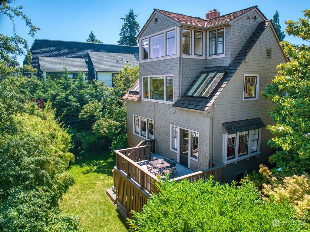 Photo of 1512 37th Avenue, Seattle, WA 98122 (MLS # 2262034)