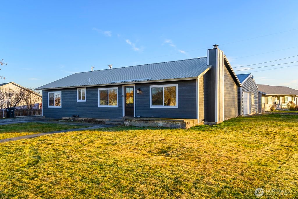 Photo of 643 W Loop Drive, Moses Lake, WA 99357 (MLS # 2456375)