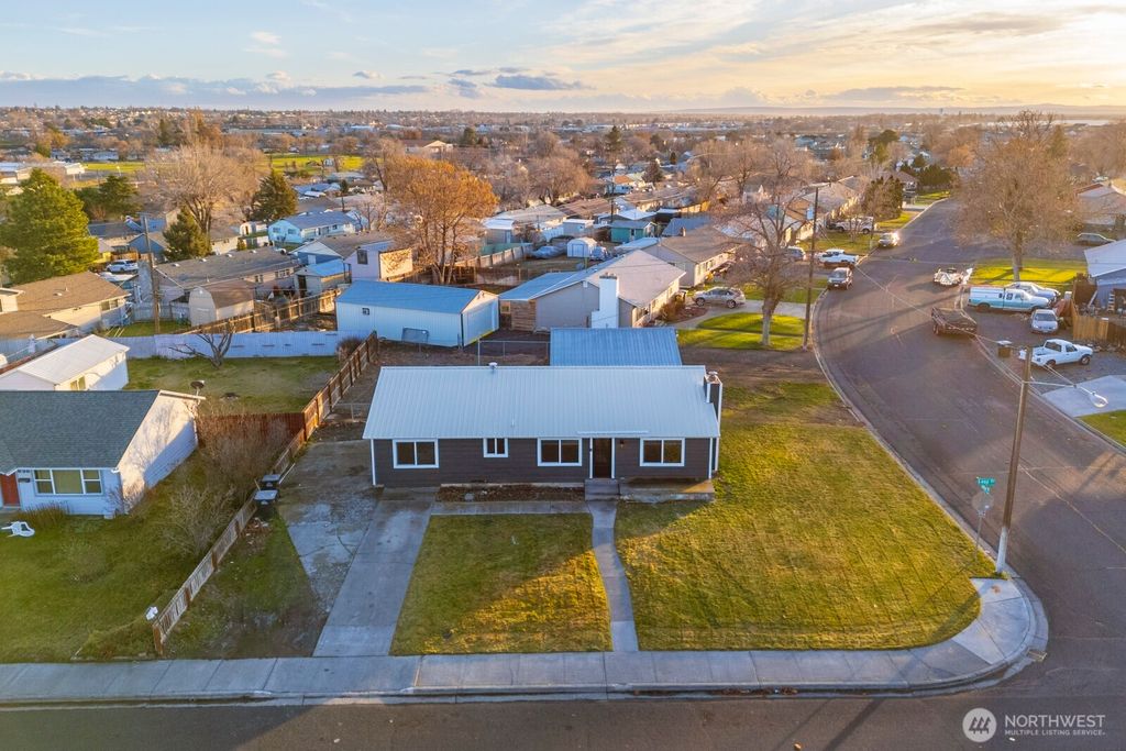 Photo of 643 W Loop Drive, Moses Lake, WA 99357 (MLS # 2456375)